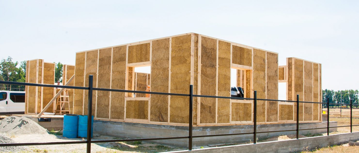 Strohballenwände im Rohbau